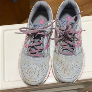 Woman’s size 6 New Balance